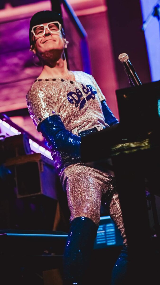 Elton4.jpg