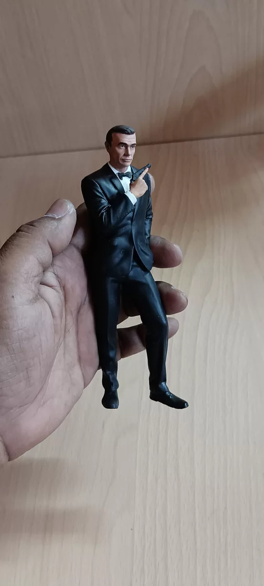 FIGURINE 1/18 ROGER MOORE JAMES BOND A COLLER A PEINDRE | Vroom Models