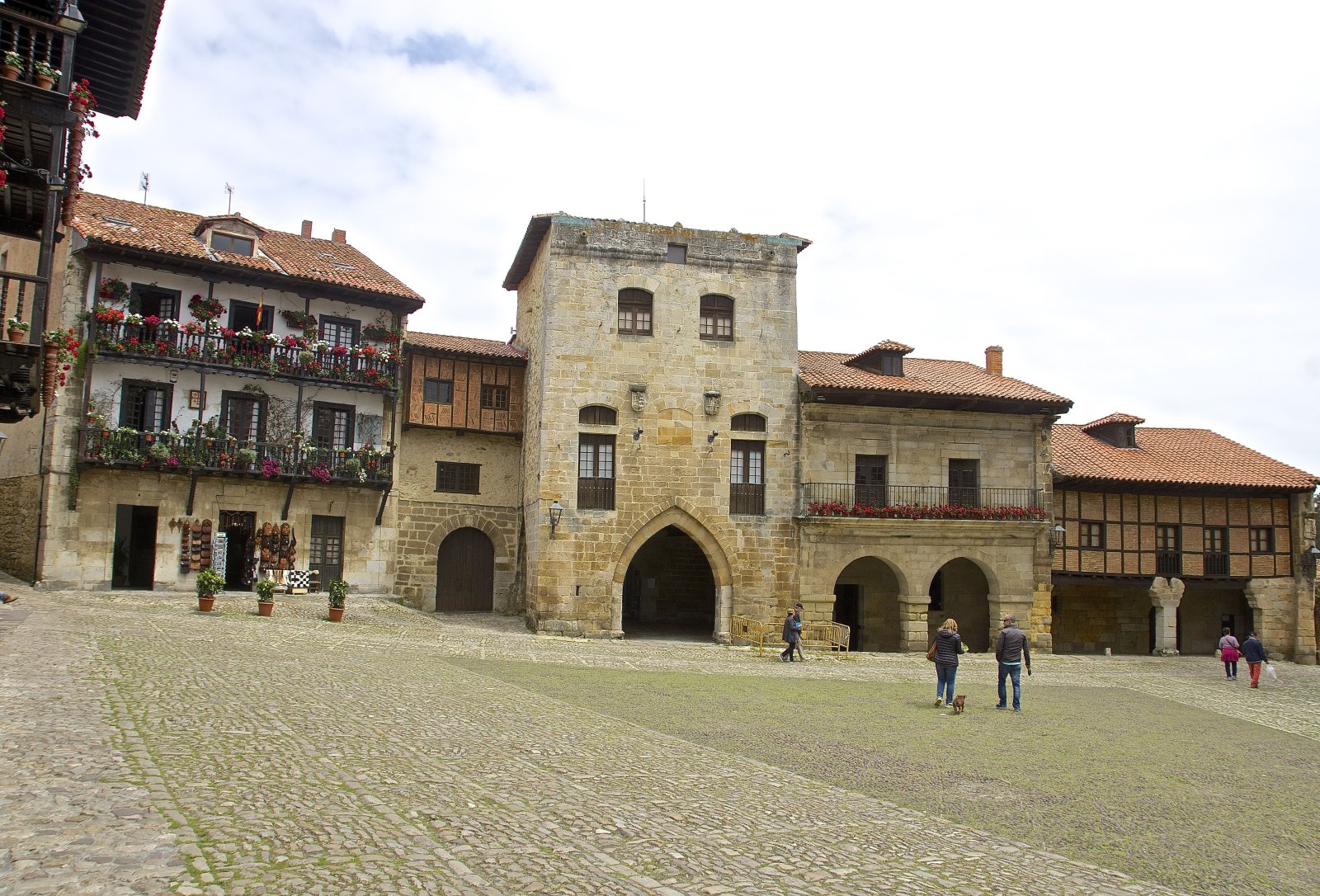 Plaza Mayor De Ramon Y Pelayo Santillana Del Mar Travel Photo plaza-mayor-de-ramon-y-pelayo-santillana-del-mar-travel-photo
