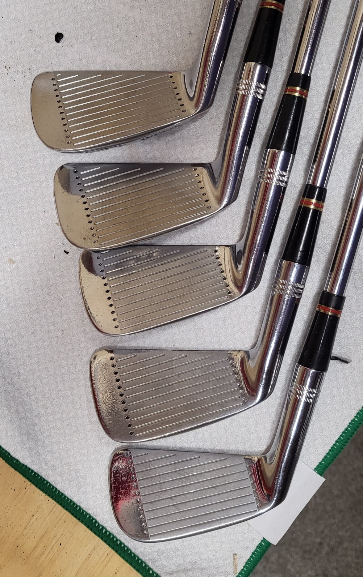Wilson Staff Irons - Fluid Feel - Red Button - Stiff Shafts