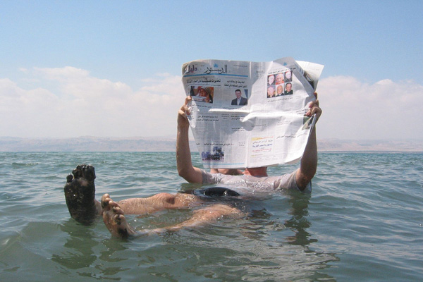 Dead_sea_newspaper.jpg.9e5d55e15d1c05302f6fb7160f7f8735.jpg