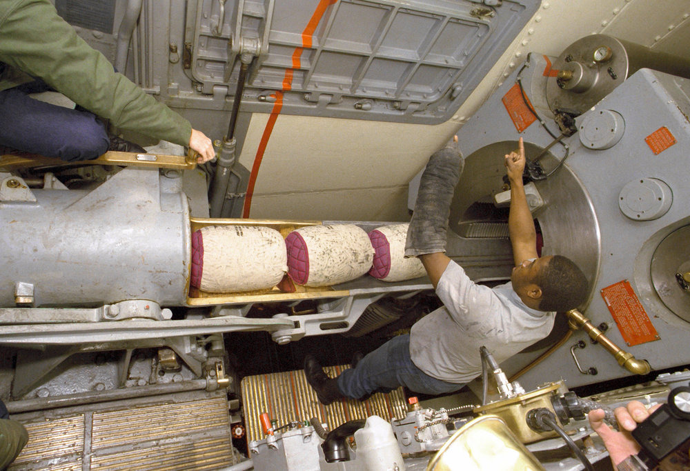 USS_Iowa_(BB-61)_ramming_powder_bags.thumb.jpg.9bc78dc8003962493a83ae19af3378d7.jpg