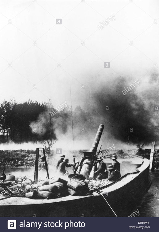 german-15cm-gun-on-a-barge-aisne-canal-france-ww1-DRHPYY.jpg