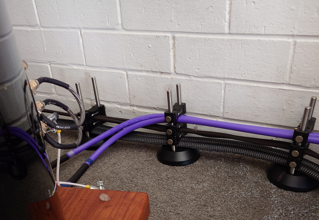 Cable elevators (risers) that hold multiple cables (4, 5, 7, 9 ...