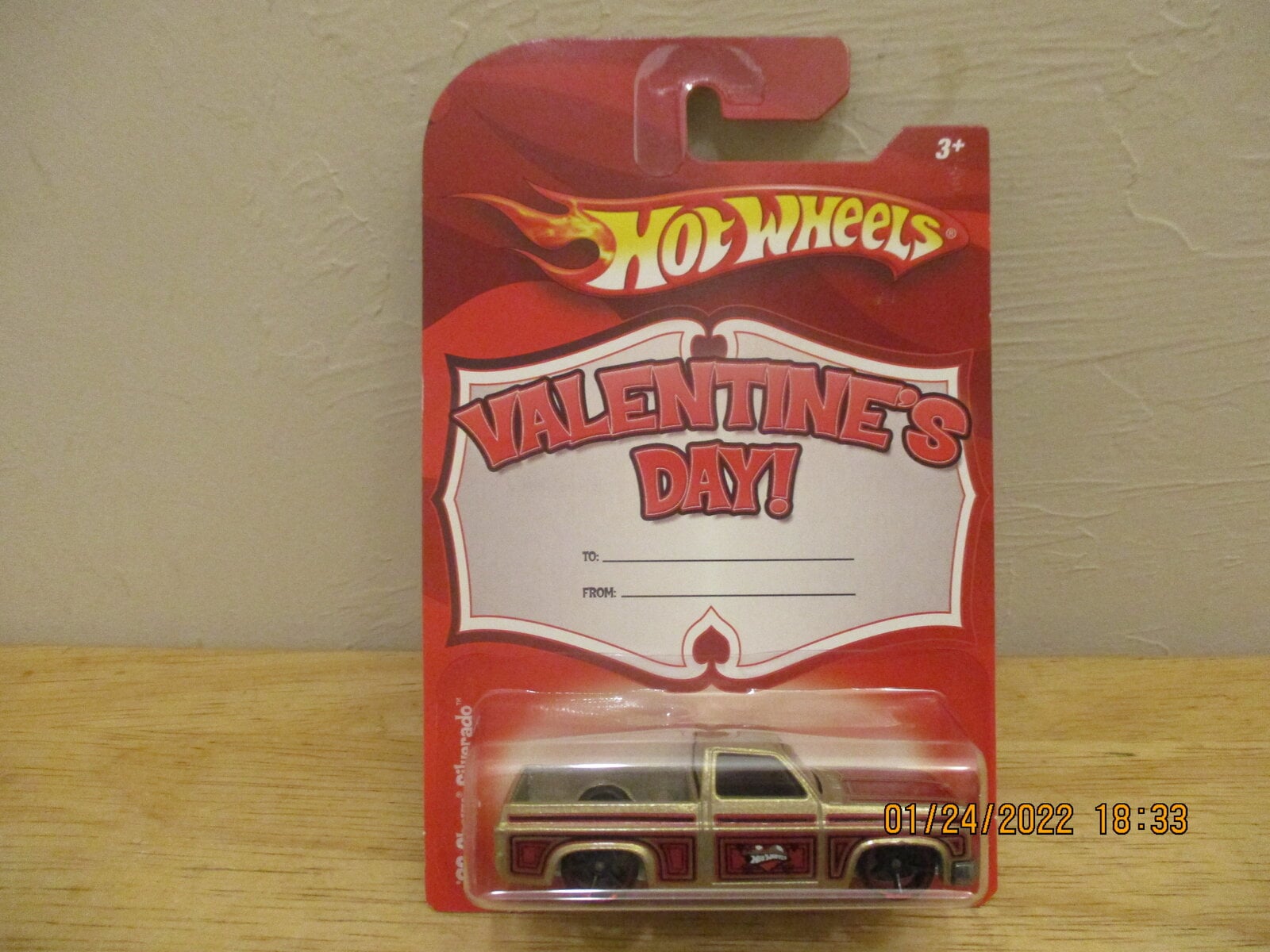 ホットウィール '83 シェビー シルバラード バレンタインデー Valentines Day 83 Chevy Silverado Gold Front POST.JPG - Hot Wheels