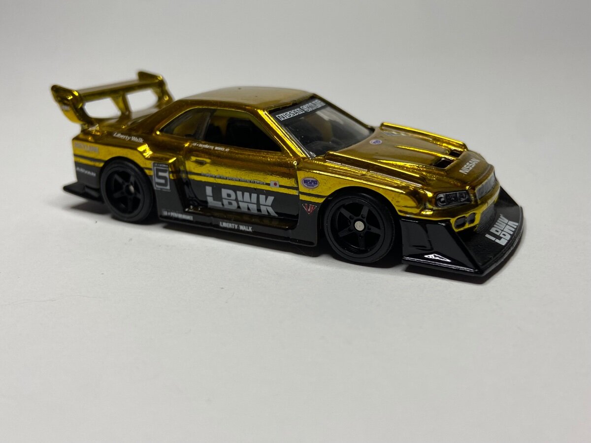 Gold LBWK R34 - Hot Wheels Customs - Mattel Creations