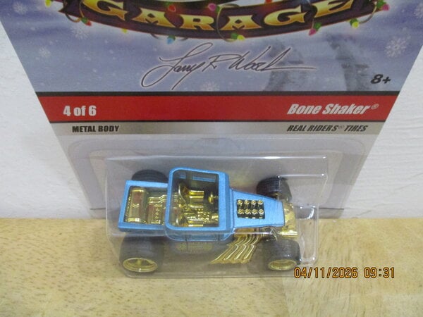 ホットウィール ボーンシェイカー ラリーズガレージ ホリデー Bone Shaker Larrys Garage Holiday 2009 Signature Base Top.JPG