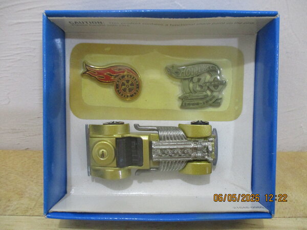 KB Toys Series 1 Sweet 16 Gold 1999 30th Anniversary 2 Pin Set