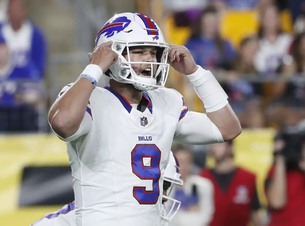 Kyle Allen gestures to his receivers at the line - 2023 Buffalo Bills ...