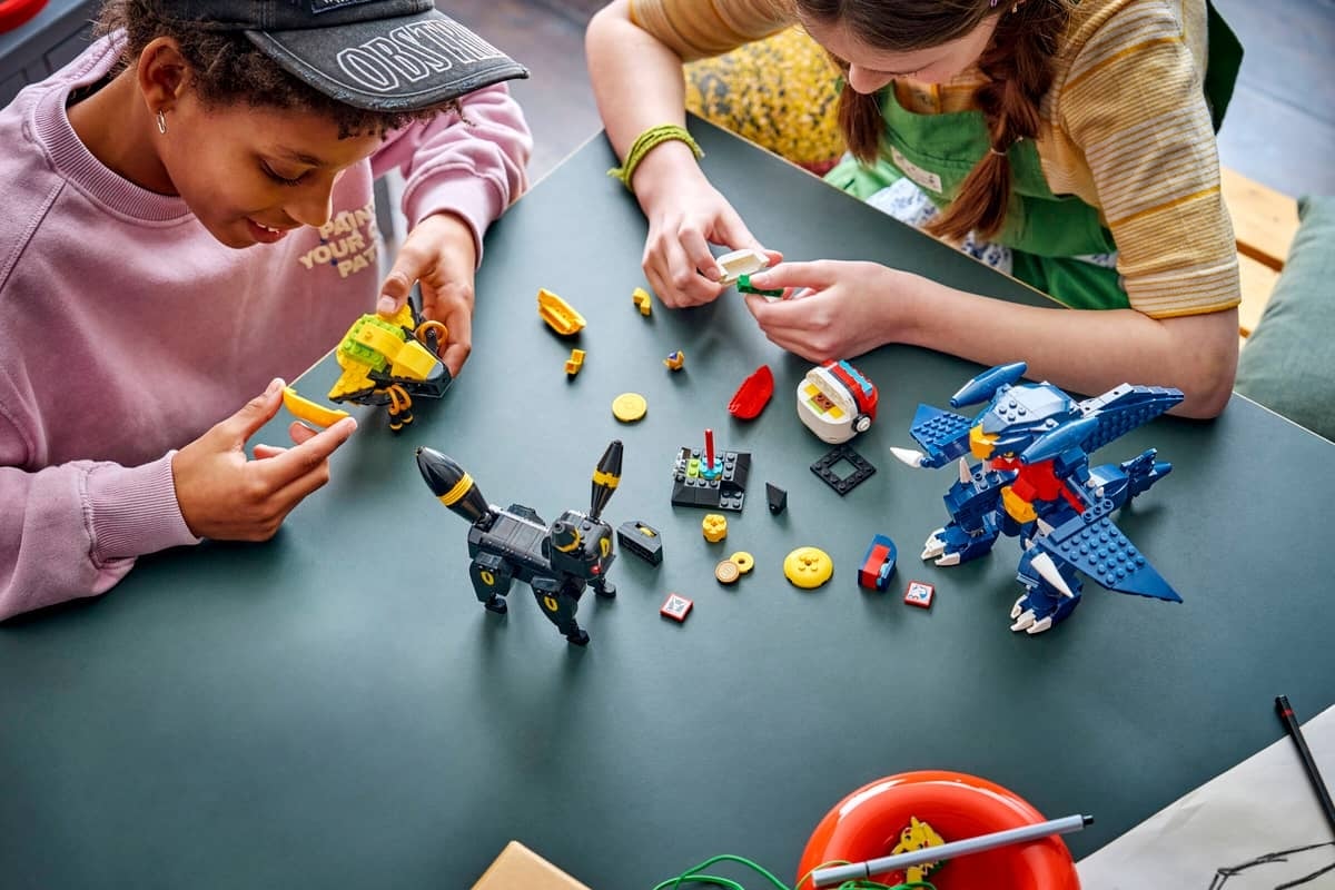 LEGO × Pokémon stages Umbreon vs. Garchomp in a SMART Play™ championship battle showdown